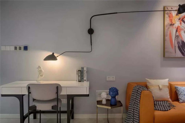 116平简约北欧风三居室，亮橙色沙发给客厅增添了活力感