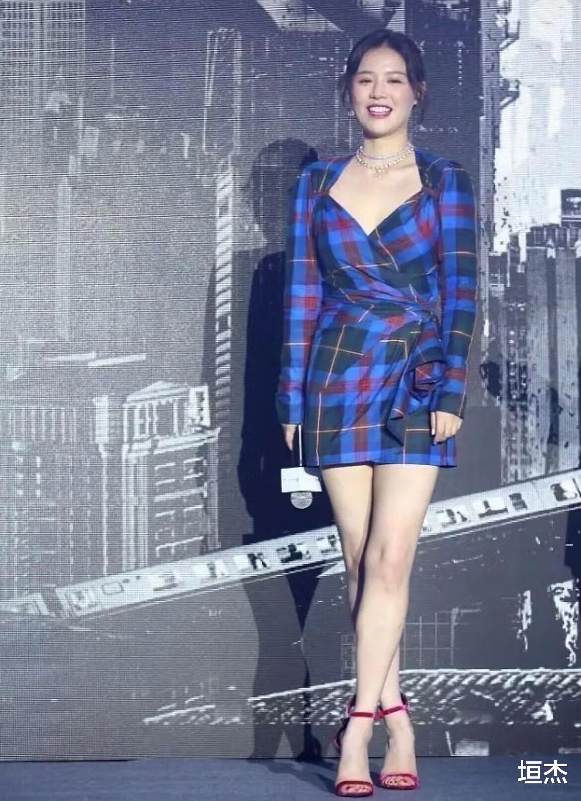 穿衣搭配 马思纯真的瘦了好多！图不P一下就放出来，这腿型太真实了