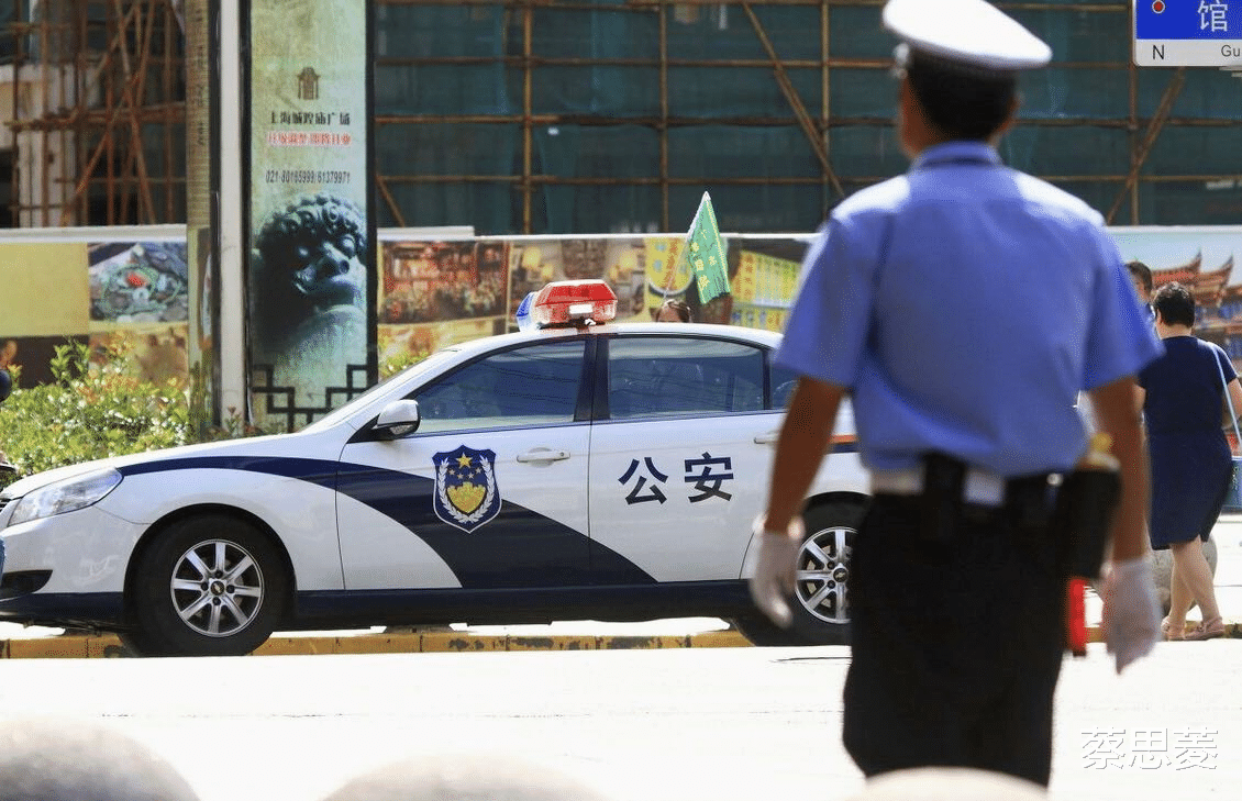 两男孩捡到女婴送人,13年后打听到女孩下落,匿名探望现催泪一幕