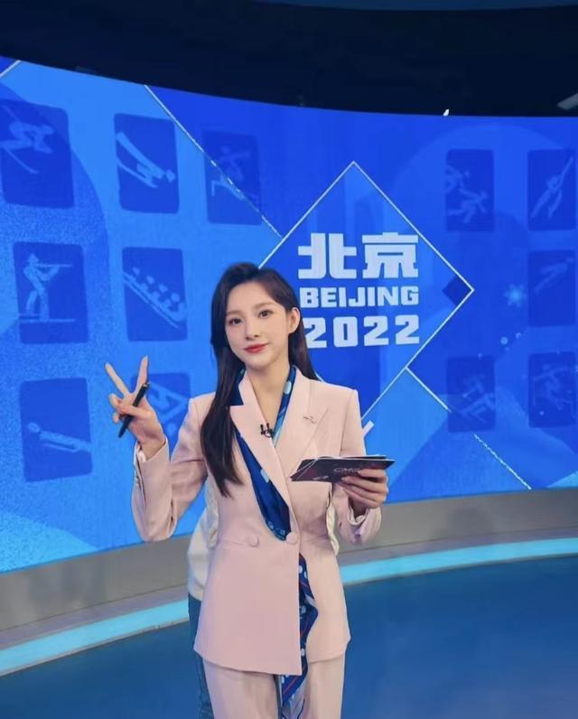 向往的生活|春晚主持马凡舒工作照曝光!穿超短裙秀漫画腿,五官精致鼻梁高挺