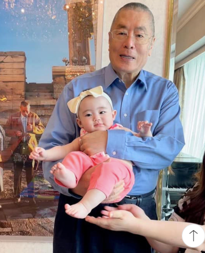 刘诗昆|刘诗昆女儿两岁照!发卡上的珍珠彰显贵气,穿大牌不输赌王小孙女