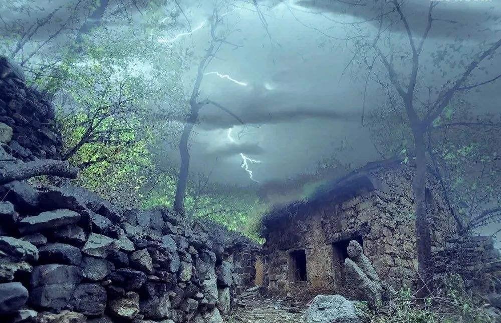 荒山野岭废弃的房子危险吗？当地老人：别随便进
