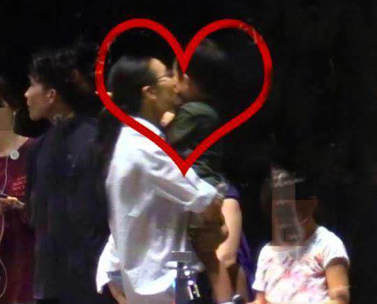 陈好|陈好带娃显偏心，自己抱儿子走路还偷亲，俩女儿衣着很朴素