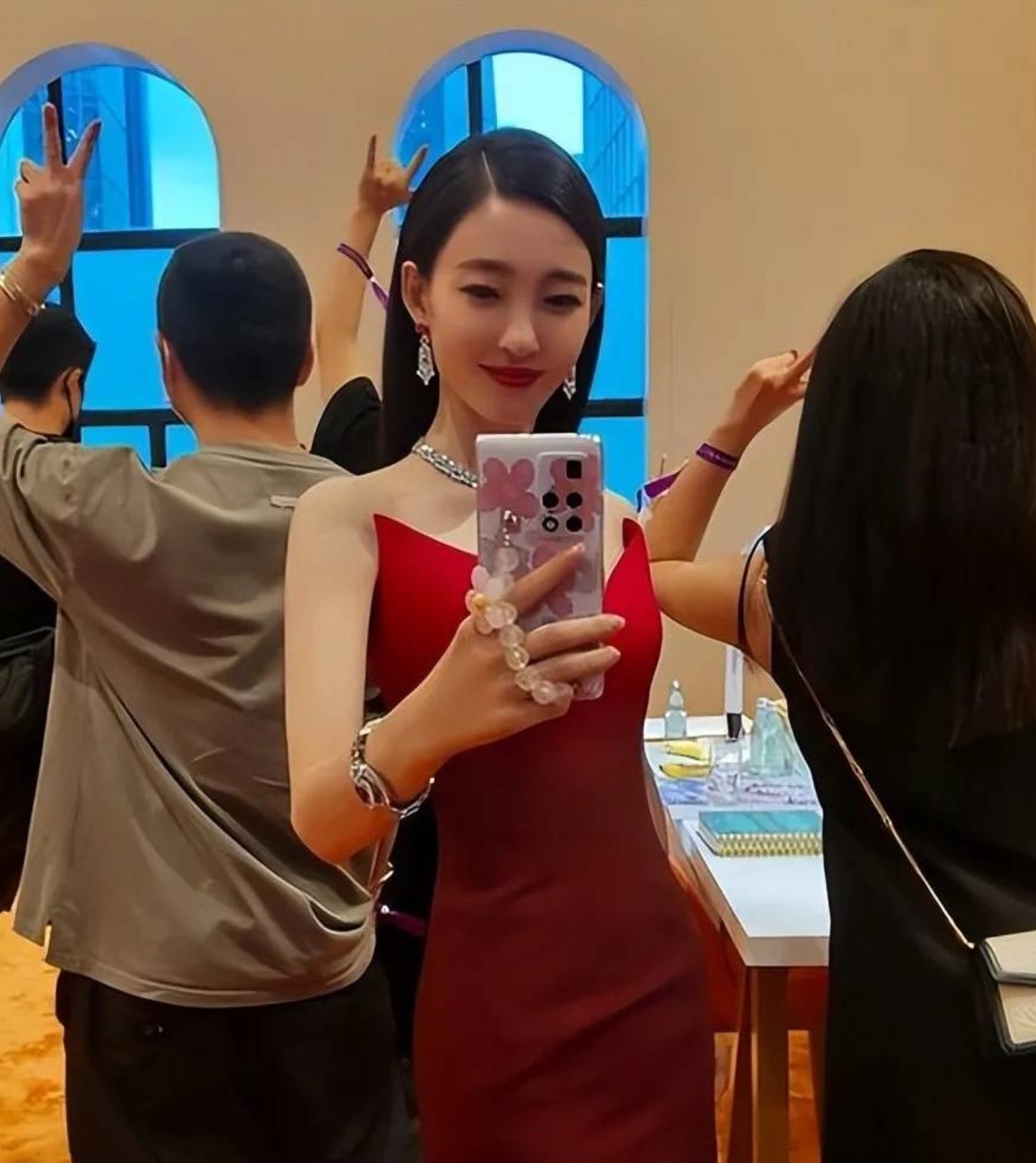 王丽坤|娱乐圈曝出大瓜，女星王丽坤疑似违法被抓，娱记拍到受害老人维权