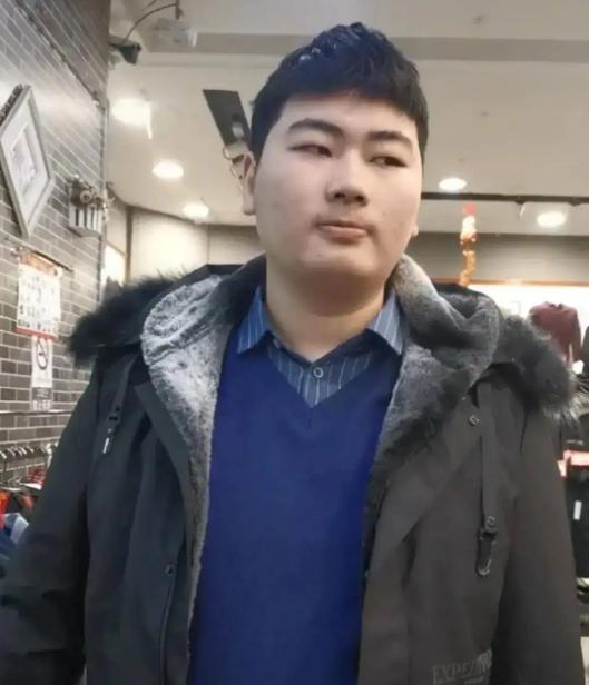 朱之文|大衣哥儿子回村筹备婚礼，和未婚妻牵手秀恩爱，身材壮硕了不少