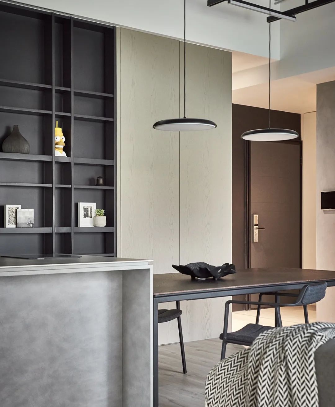 高级灰简约风装修,融入经典装修元素,三居室美翻了