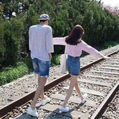 男孩大闹火车站,同居多年女朋友:我妈要我回家相亲,我们分手吧!