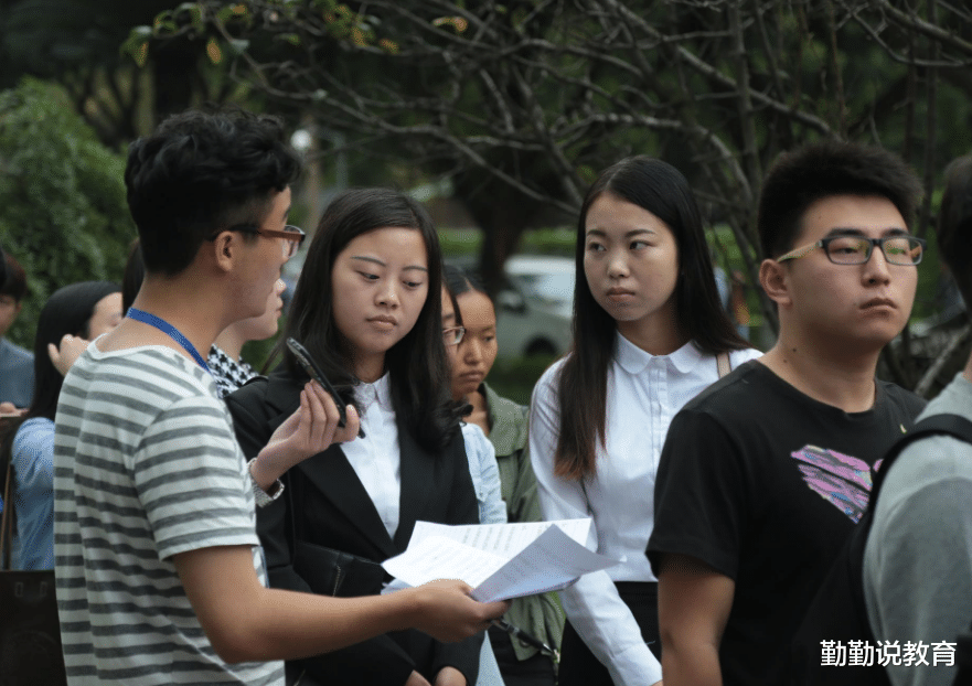 大学生|一边吵着“就业难”,一边出现“招工窘迫”,究竟是谁在说谎?