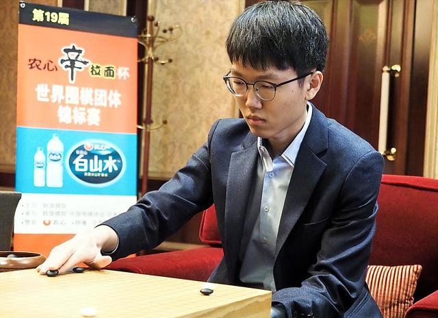 |四两拨千斤！朴廷桓远远观战，申真谞很扑上前去狠咬朴廷桓？