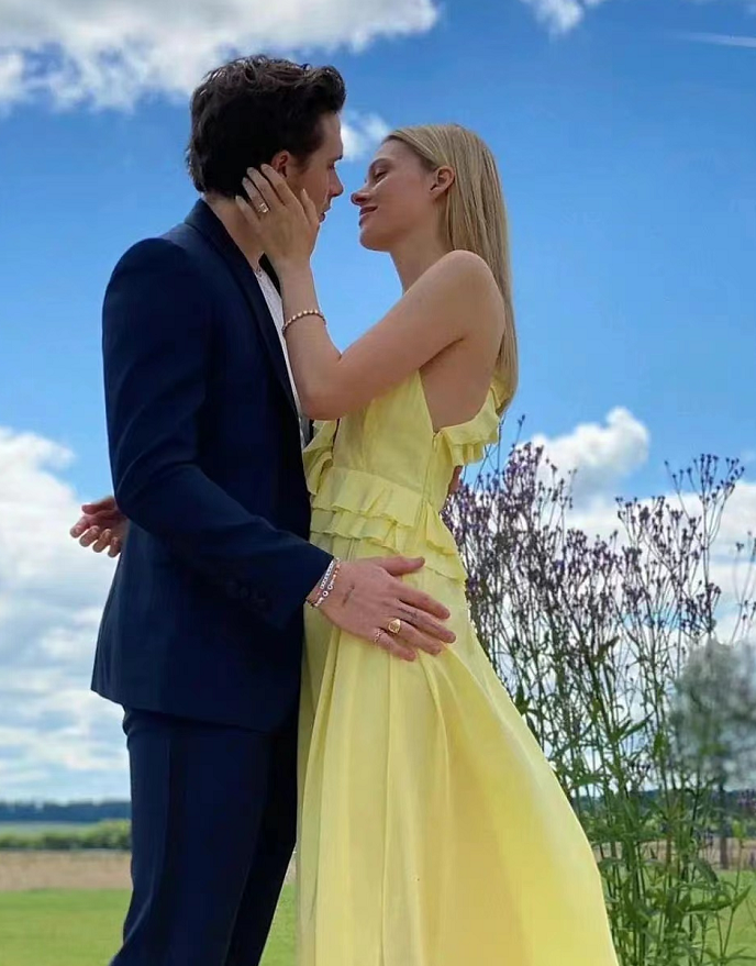 哈珀·贝克汉姆|小贝长子婚礼花两千多万！新娘穿露背婚纱美翻，小七当伴娘好壮实