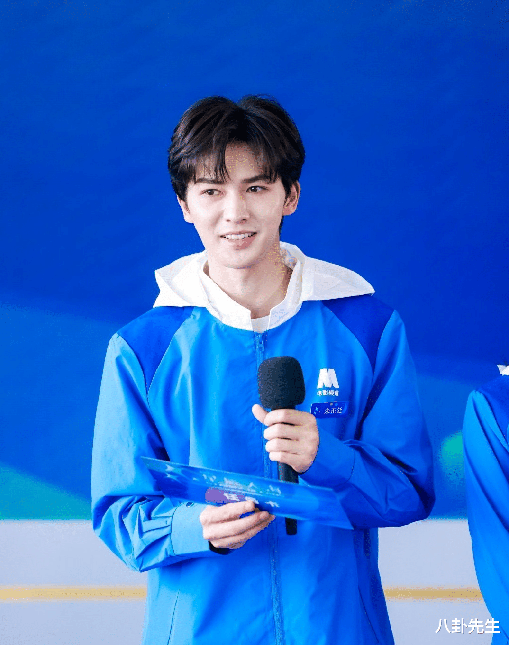 明星|年轻男星淡妆出席金鸡奖活动暴露真实颜值：有人脸肿，有人变丑