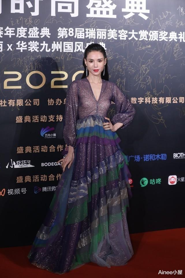 李若彤|李若彤有点瘦脱相了，穿透视薄纱裙看着贵气大方，气质仍挺高级的