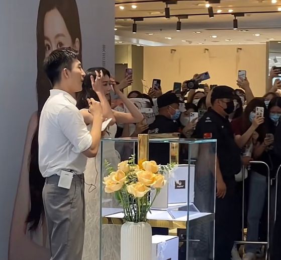 文咏珊|深圳：文咏珊商场参加活动，身材曼妙遭众人围观，“这么多保镖”