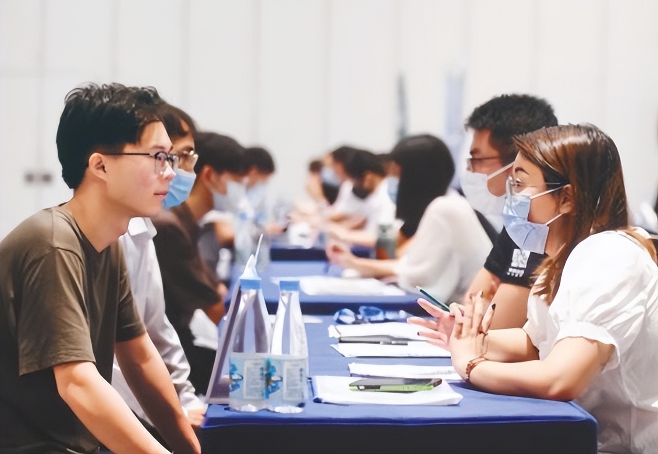 00后|“下班时间,不谈工作只说情怀”,公司肆意降薪,00后却集体摆烂