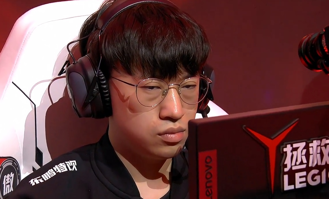 RNG|RNG被虐泉后生气了，小虎一怒之下选出佐伊，4分钟越塔打崩FPX