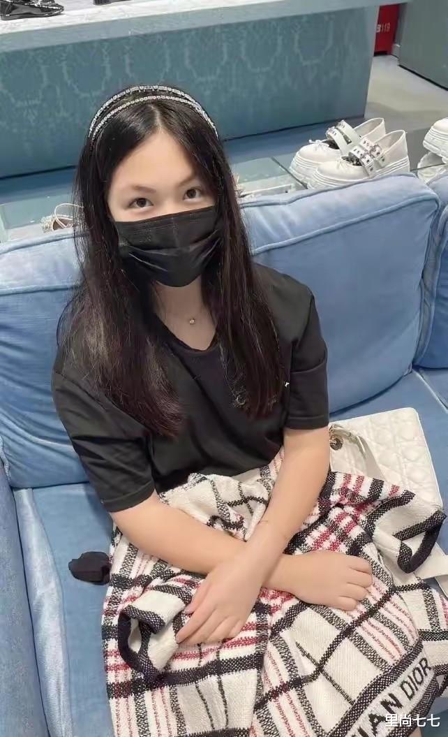 王诗龄瘦好多啊！穿吊带在厨房热舞，毫无赘肉的胳膊瘦成了竹竿