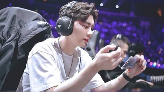 李易峰|追李易峰的女人如此多，他咋还“花钱找”？