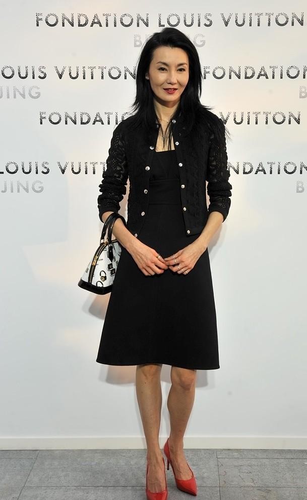 看了张曼玉的中年穿搭，才知道什么是“港风鼻祖”，穿印花裤好潮