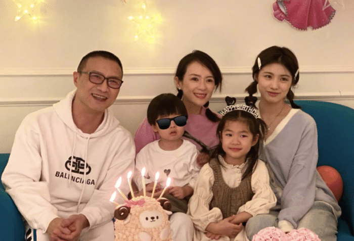 章子怡|章子怡汪峰带娃出游，围着儿子互动和拍照，弟弟向妈妈撒娇求抱抱