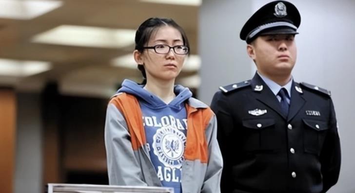 13年豪车女司机拒交停车费，收费员被车拖拽飞出去致死，最后咋判