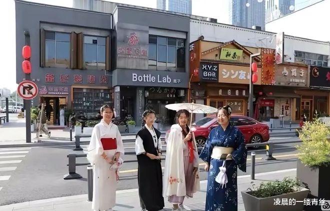 女子在街头上穿和服，直接被警察带走，难道学校没有教育你爱国吗
