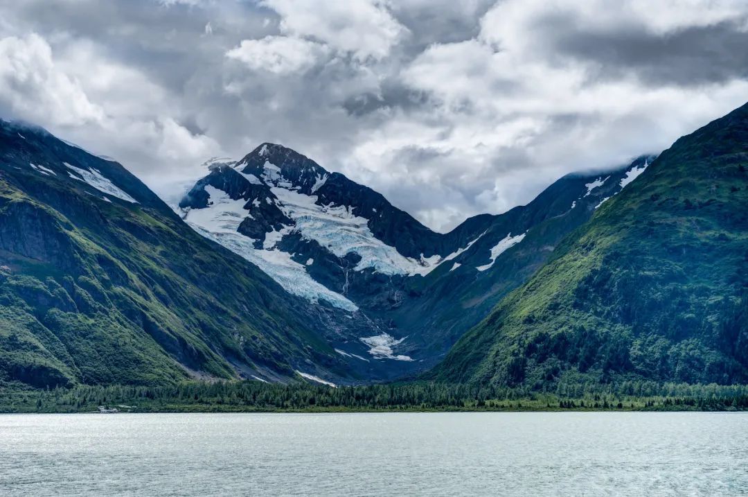 警察|磨金石教育旅游分享||世界上“最孤独”地方：只有一栋楼，300人足不出户
