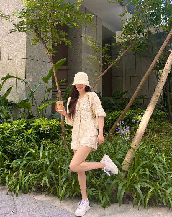 言承旭|女星们海边度假，佟丽娅换了6套衣服一个比一个性感