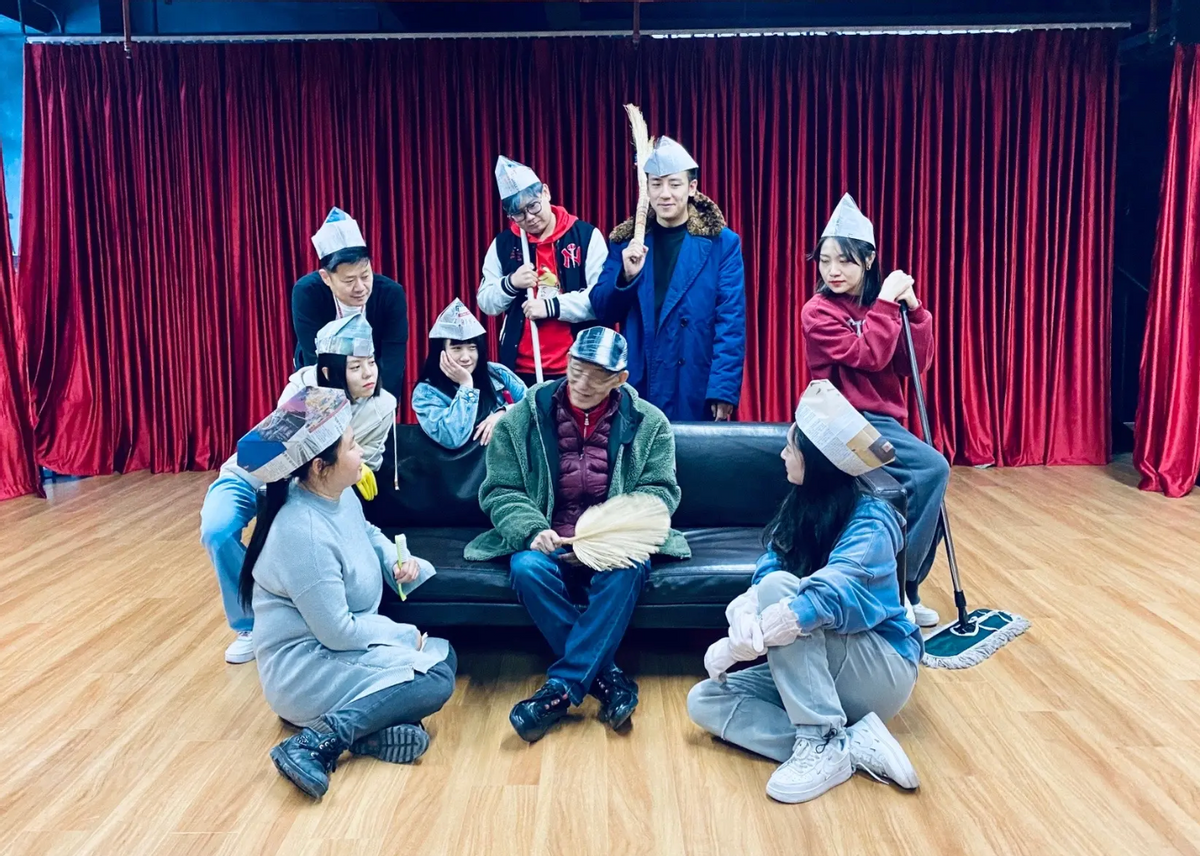 游本昌|“济公”游本昌庆90岁大寿!衣服满是污渍,老婆戴金链显富贵!