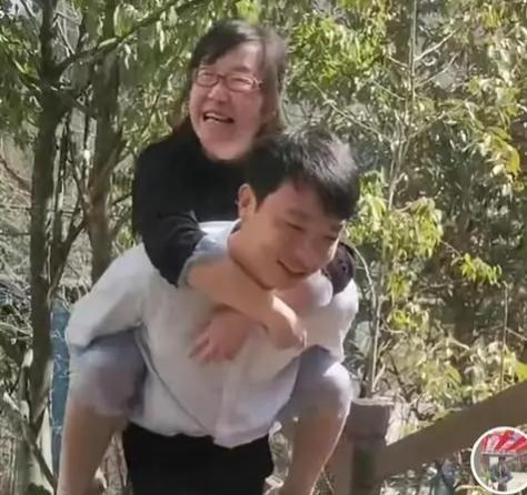 余秀华|余秀华父亲来探望女儿,杨槠策买鸡招待,被摄像调侃缺个小娃娃