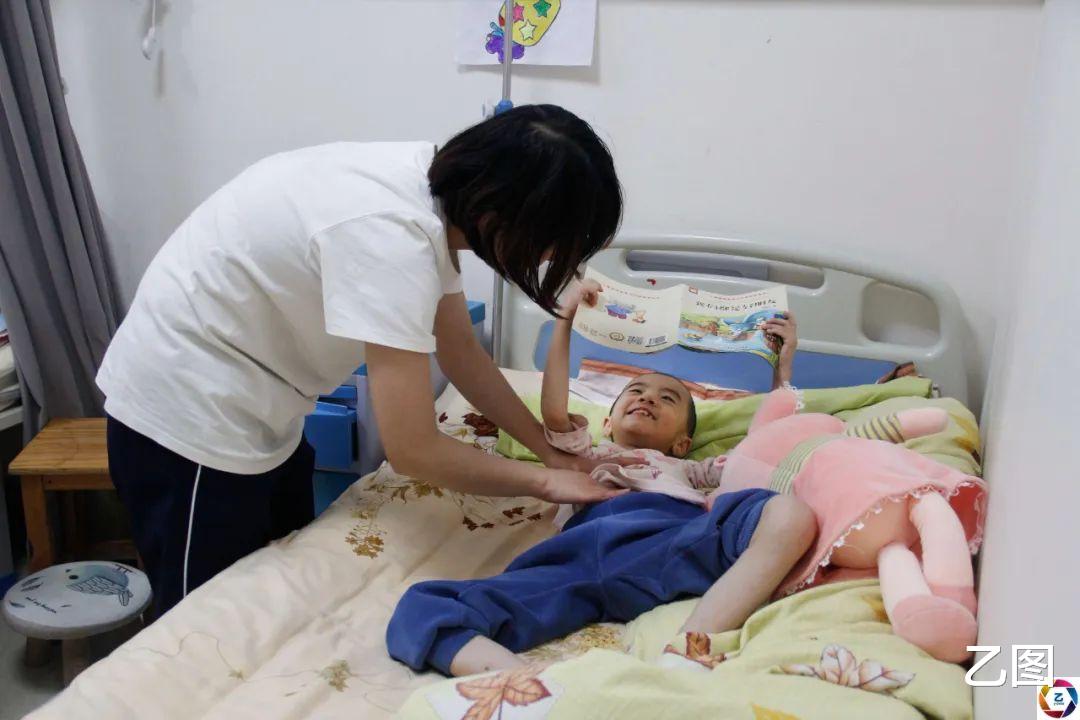女子怀孕7个月买菜,路上摔倒致孩子早产,全家命运因此改变