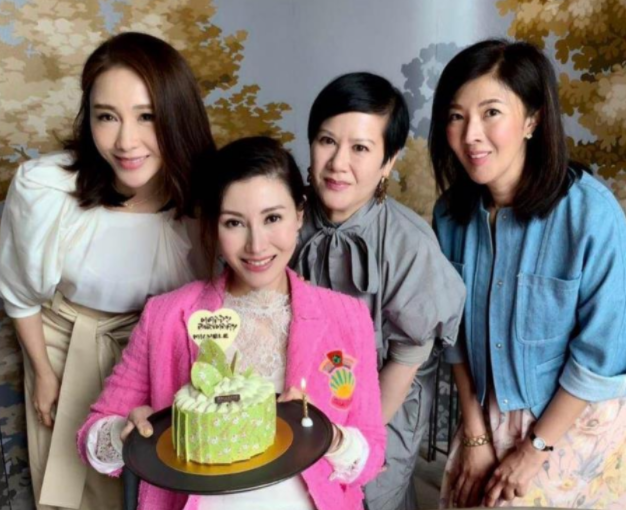 李嘉欣|李嘉欣和姐姐乘游艇度假,姐姐衣品太好,难怪颜值普通却能嫁富豪