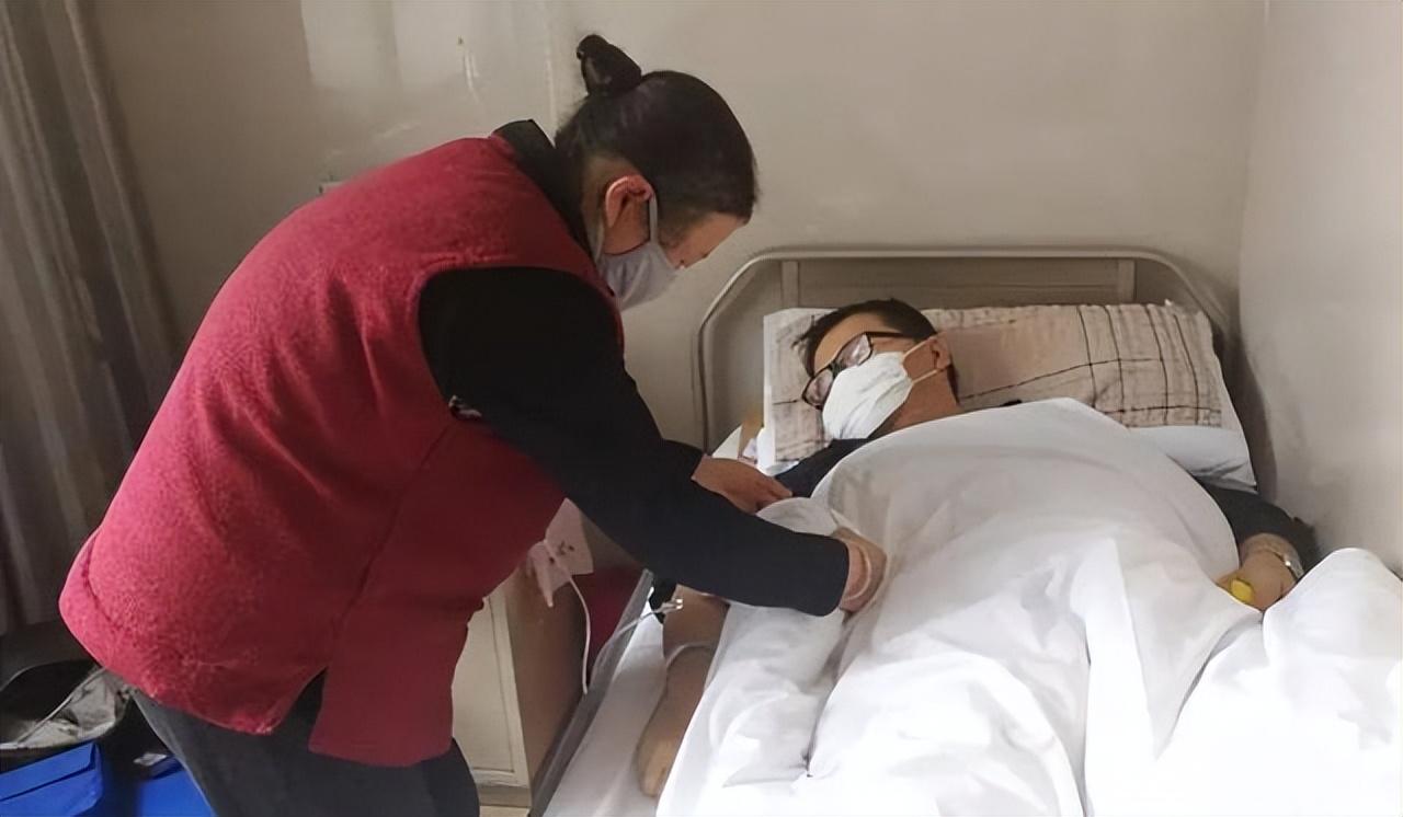 女子被丈夫长期家暴,他得肺癌后选择放弃治疗,儿子没意见