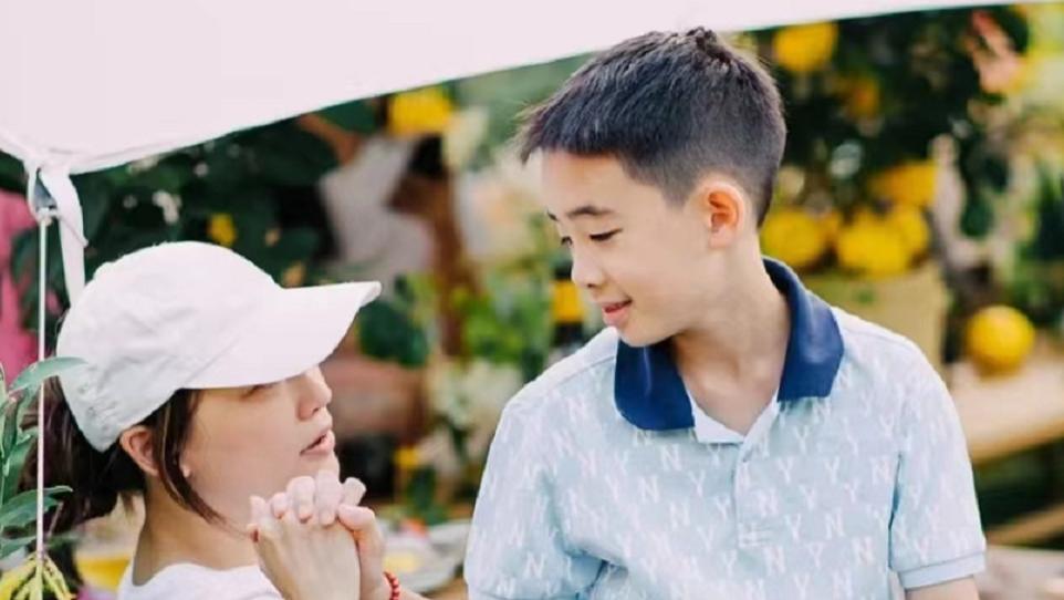 应采儿|应采儿晒抓拍合照：9岁Jasper与妈妈牵手笑容很温柔，小儿子像妈妈好可爱！