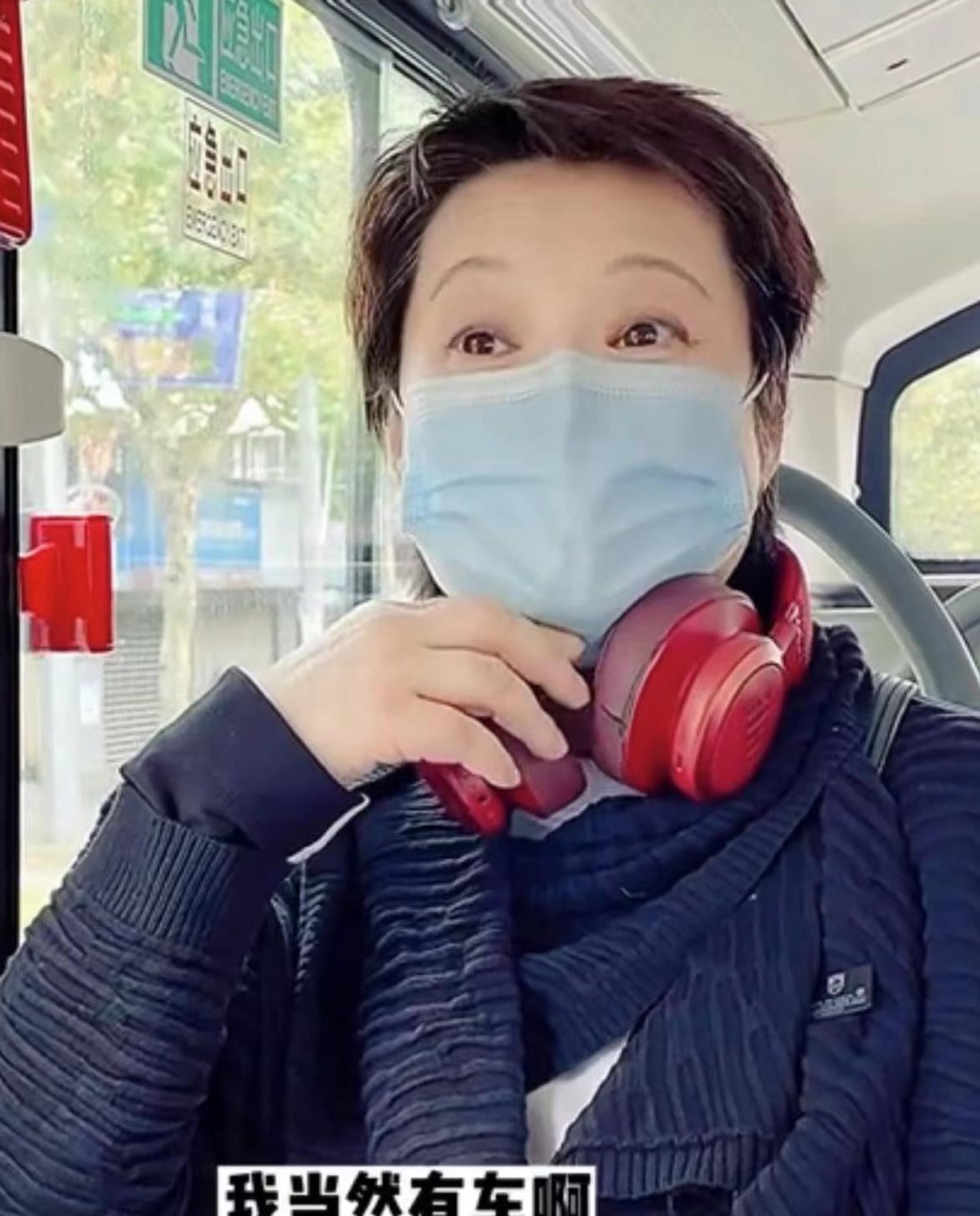 张天爱|50岁袁立身材发福模样大变，坐公交吃路边摊，与三婚老公生活甜蜜