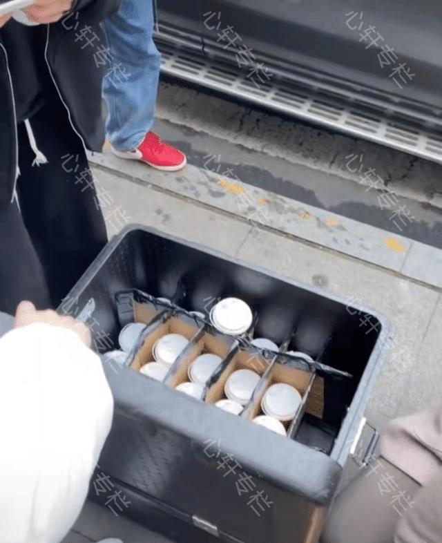 “讲究”!成都男子卖早餐,每天梳油头,穿西装戴名表开豪车