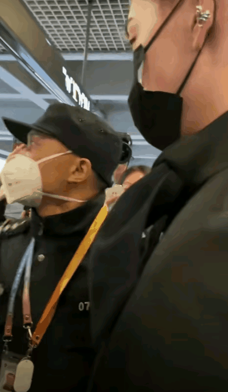 近百女粉丝接机男爱豆，现场拥挤且不听疏导，还拉拽推搡执勤警察