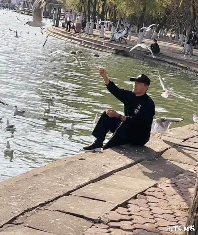 于荣光|偶遇于荣光湖边喂海鸥，满地鸟屎却席地而坐，于当地拥有多套房产