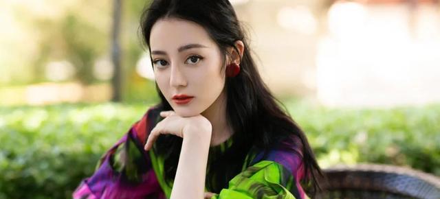 迪丽热巴|迪丽热巴彩色长裙出镜,玲珑精致的身材,散发出浓浓的女神气息