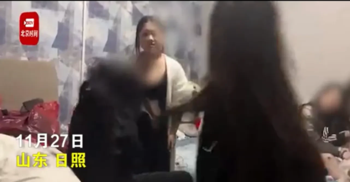 山东日照,某房间内,一名女孩被五、六名女孩围殴