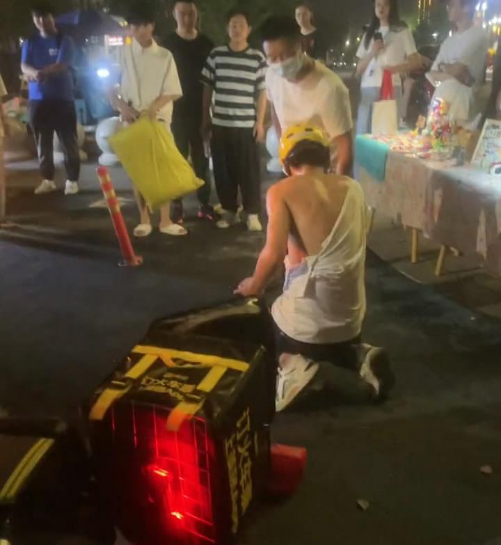 外卖员撞车跑路被抓到,衣衫尽碎跪地求饶,网友:车主太小气