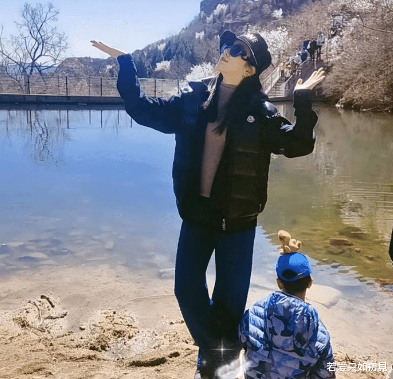 李思思|央视主持人李思思晒素颜健身照,意外露出内衣肩带,面色通红头发凌乱