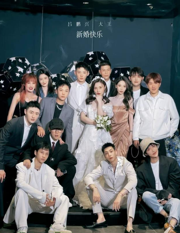 主持人|又一主持人结婚,鲜肉老公颜值高,与老公对视好甜,杨紫还送祝福