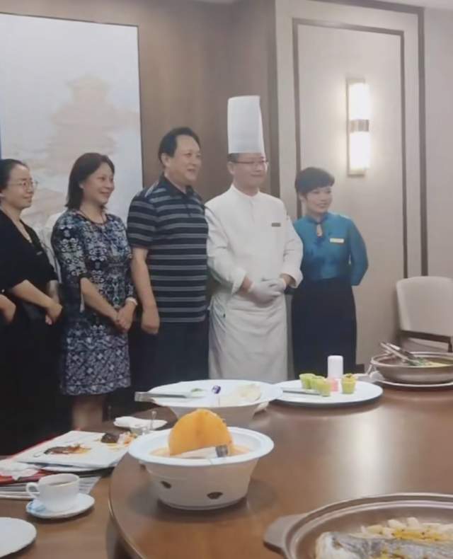 唐国强|70岁唐国强现身豪华饭店，穿百元衣太朴素，与二婚妻子罕见秀恩爱