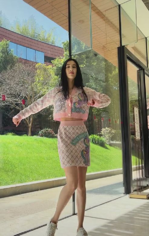 黄圣依|黄圣依自家豪宅跳舞，双腿瘦成了竹竿，网友：欣赏不来这种身材