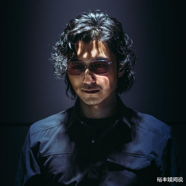 谢霆锋|谢霆锋未获影帝提名仍不忘支持港片，秘密返港拍电影，机场照曝光