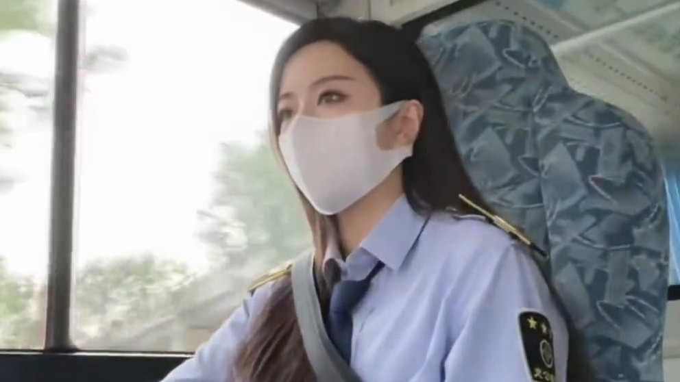 陕西西安一名900路的女公交司机高颜值走红网络：被称为“最美公交女司机”！