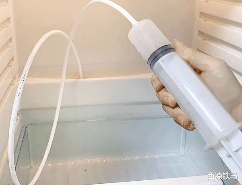 冰箱冷藏室里总有水怎么回事?是冰箱坏了吗?老师傅说出原因
