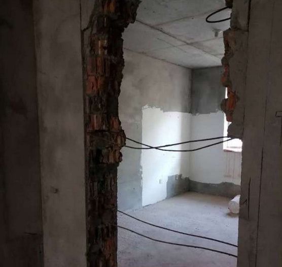 装修遇见邻居挖墙角,找其理论却被怼:“我又没挖你家的!”