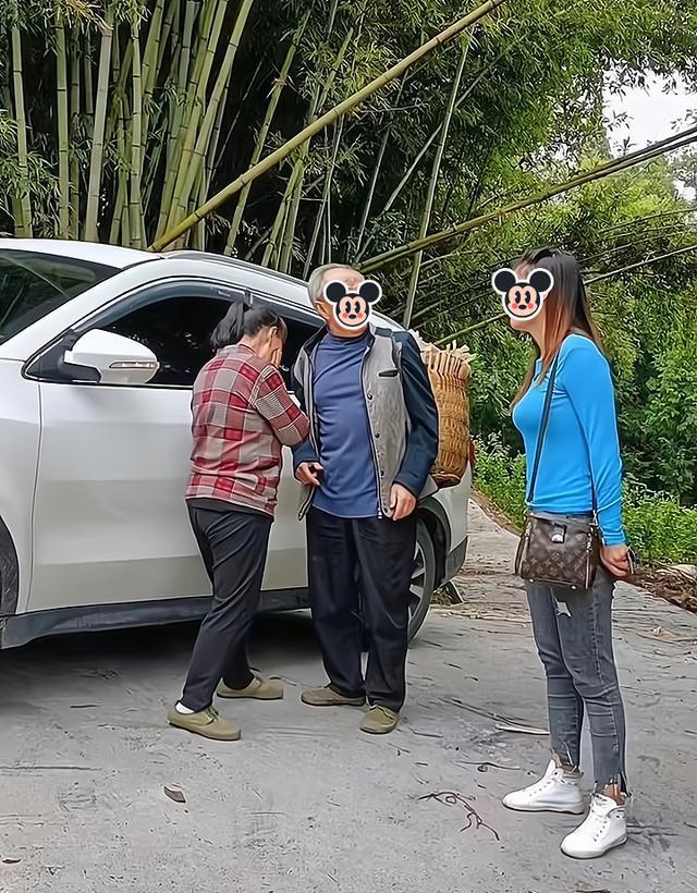 两位老人在路边相拥被一女子指责不正经,老人解释:我们合法的