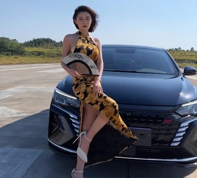 |网红聂小雨穿吊带拍视频,自己不忘打码处理,网友:多此一举